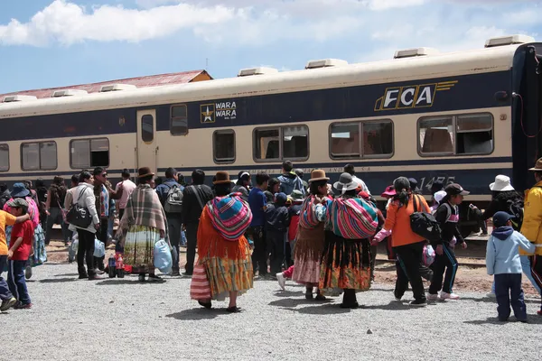 Femmes indiennes à la gare en Bolivie — Photo