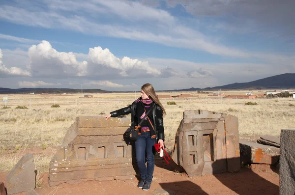 Jovem mulher viaja para Ruínas de Puma Punku, Bolívia — Fotografia de Stock