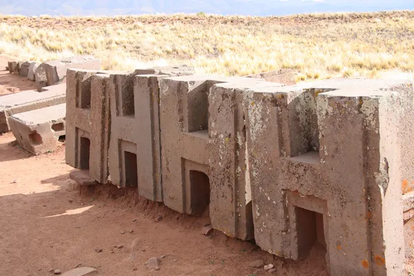 Blocos figurados idênticos de Puma Punku Ruins — Fotografia de Stock