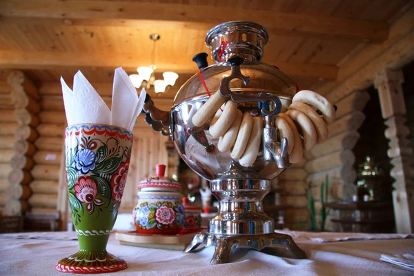 Ryska Te drickande med samovar och bröd rullar — Stockfoto