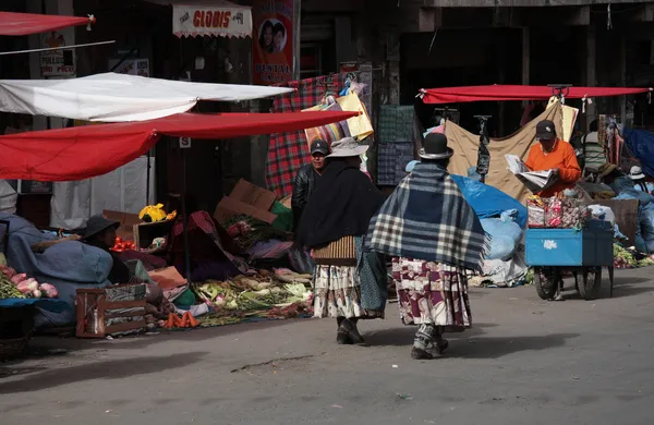 Mercado callejero indio en La Paz, Bolivia — Foto de Stock