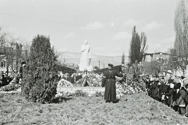 Människor sörjer döden av stalin, kislovodsk, Sovjetunionen, 1953 — Stockfoto