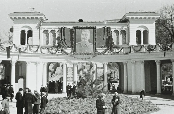 Menschen an der Kolonnade von Kislowodsk, Sowjetische Union — Stockfoto