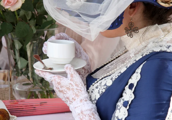 Mooie rijke vrouwen met een kopje thee in retro stijl — Stockfoto