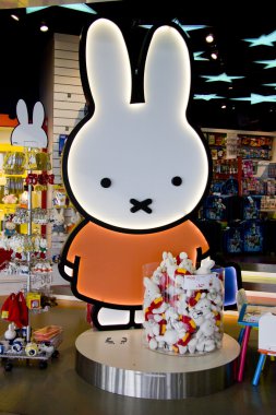 amsterdam schiphol Havaalanı'na resmi miffy mağaza