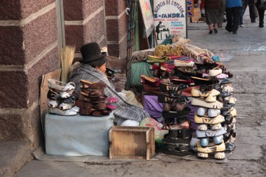 Hintli kadın ayakkabı street, la paz, Bolivya satıyor