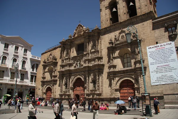 Pessoas na Praça da Catedral de São Francisco em La Paz — Fotografia de Stock