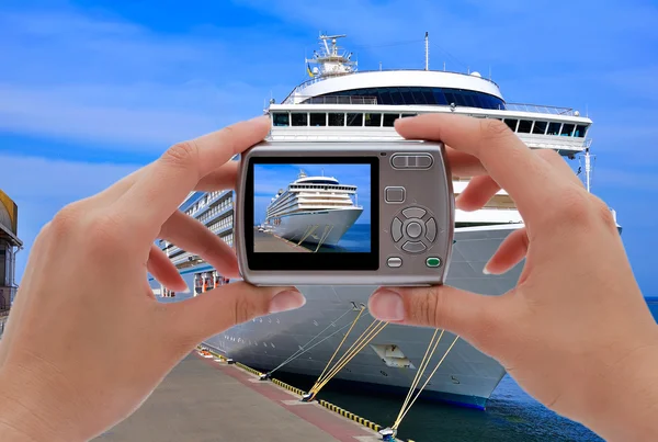 Kamera og cruiseskip – stockfoto