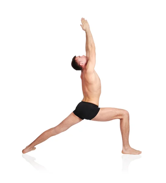 Homme pratiquant le yoga en position — Photo