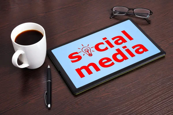 Social media on tablet — Stock Photo, Image