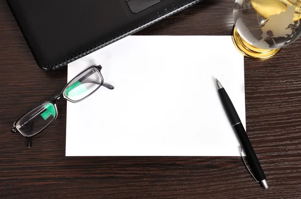 Papel en blanco sobre la mesa — Foto de Stock