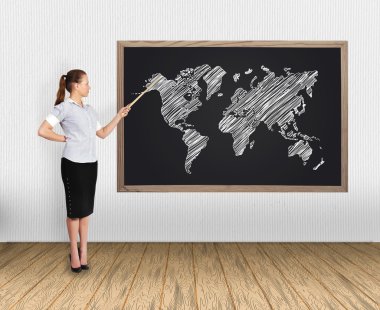 İş kadını ve dünya haritası