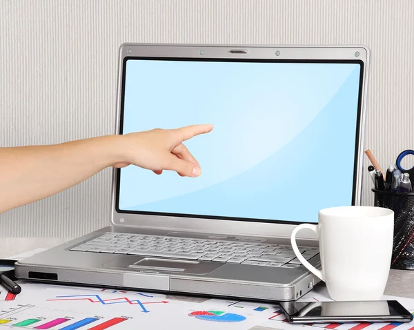 Hand pointing to laptop — Stock Photo, Image