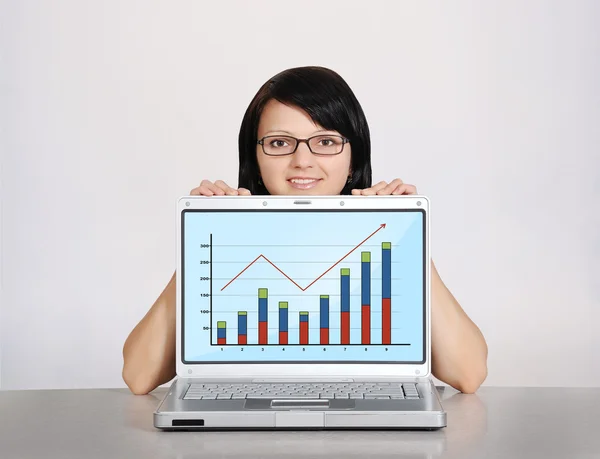 Mujer y cuaderno con gráfico — Foto de Stock