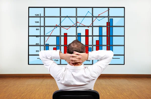 Empresário olhando para gráfico — Fotografia de Stock