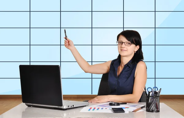 Femme au bureau — Photo