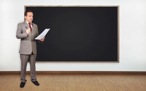 Geschäftsmann im Amt — Stockfoto