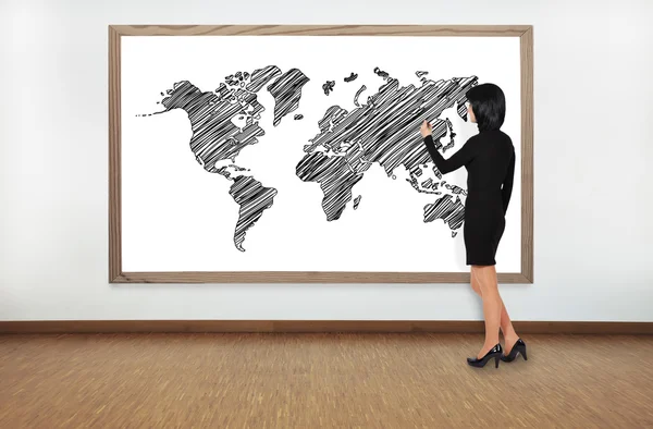 Woman drawing worl map — Stock Photo, Image