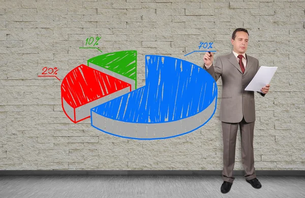 Mann zeichnet Tortendiagramm — Stockfoto