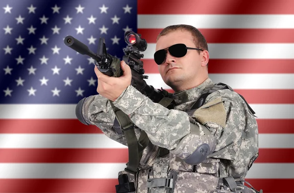Voják s puškou útok — Stock fotografie