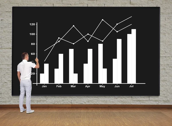 Geschäftsmann zeichnet Diagramm — Stockfoto