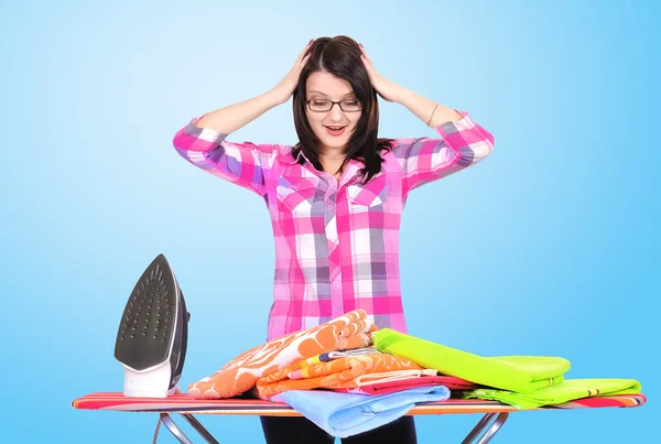 Chica joven planchando ropa —  Fotos de Stock
