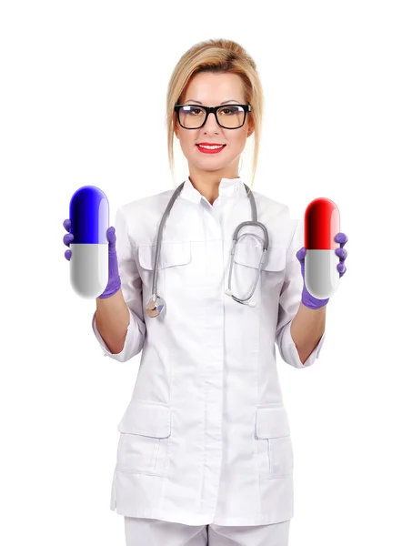 Läkare håller två piller — Stockfoto