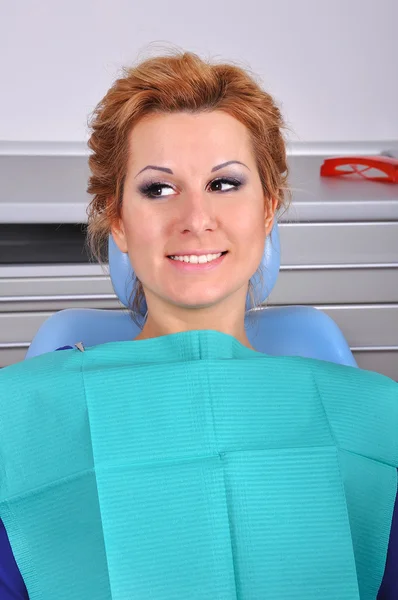 Девушка в стоматологическом кресле — стоковое фото