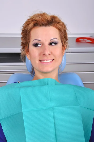 Chica en silla dental — Foto de Stock