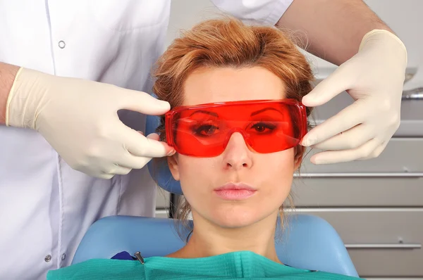 Dentist puts goggles — Stock Photo, Image