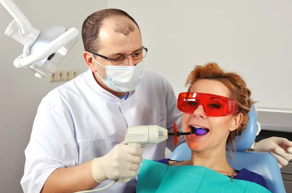 Tandläkare tand fyllning — Stockfoto