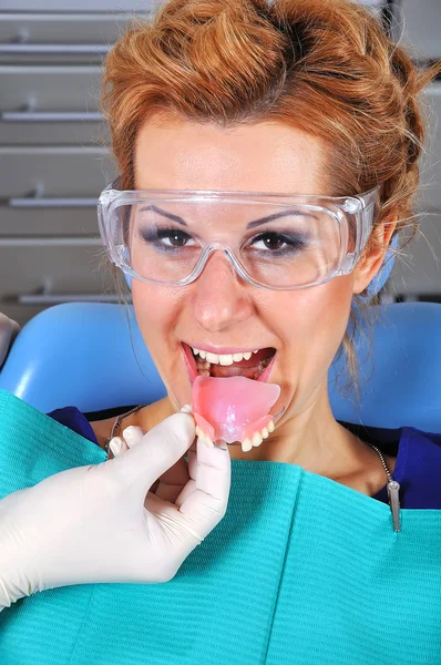 Dentista coloca prótese — Fotografia de Stock