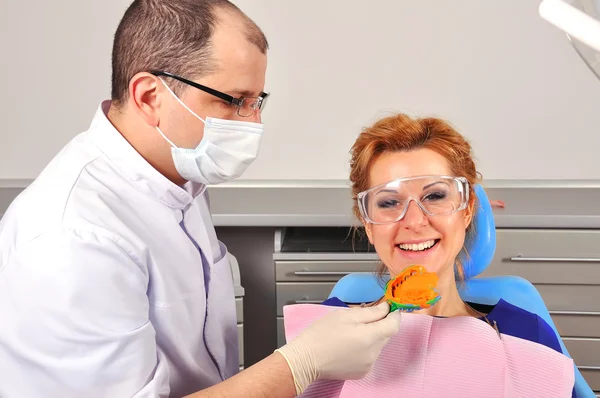 Dentista faz uma impressão — Fotografia de Stock