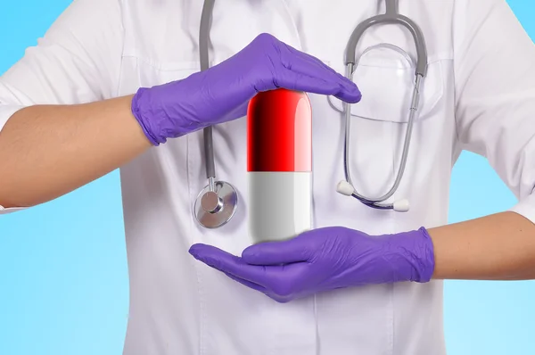 Лікар тримає великі таблетки — стокове фото