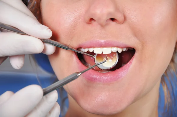 Kvinna besök dentis — Stockfoto