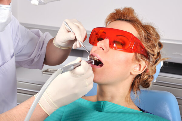 девушка в красных очках
