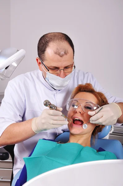 Removes tooth — Stock Photo, Image