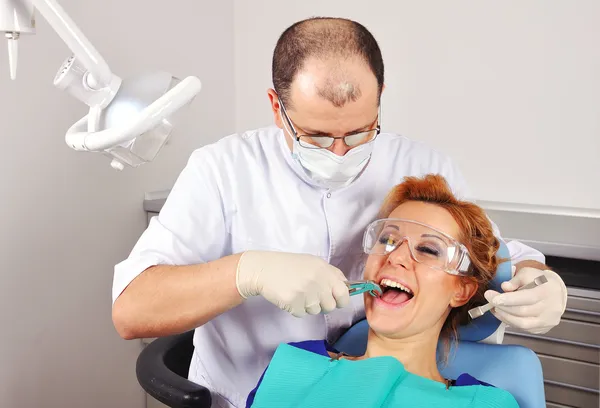 Dentista quita el diente — Foto de Stock