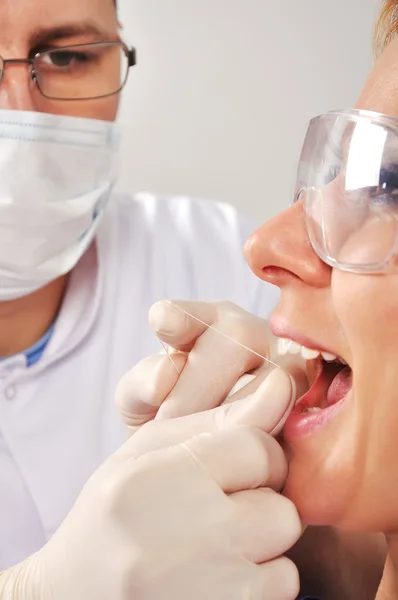 Dentista limpa dentes — Fotografia de Stock