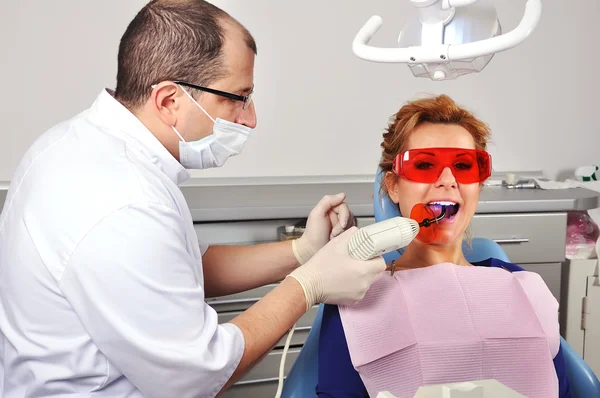 Tandläkare tand fyllning — Stockfoto