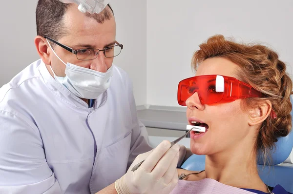 Dentist inserts swab — Stock Photo, Image