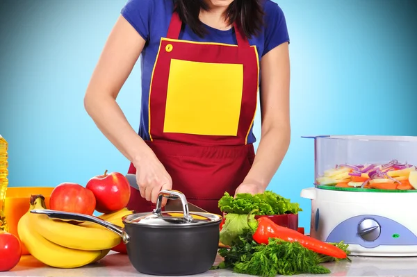 Ama de casa cortar verduras — Foto de Stock