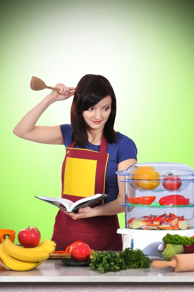 Meisje chef-kok in de keuken — Stockfoto