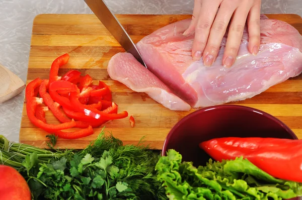 Hand snijden van vlees — Stockfoto
