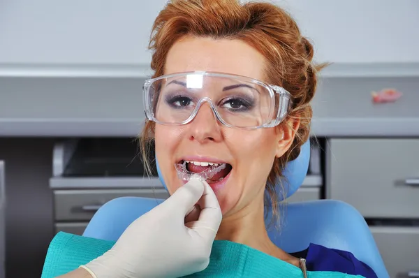 Dentist inserts splint — Stock Photo, Image