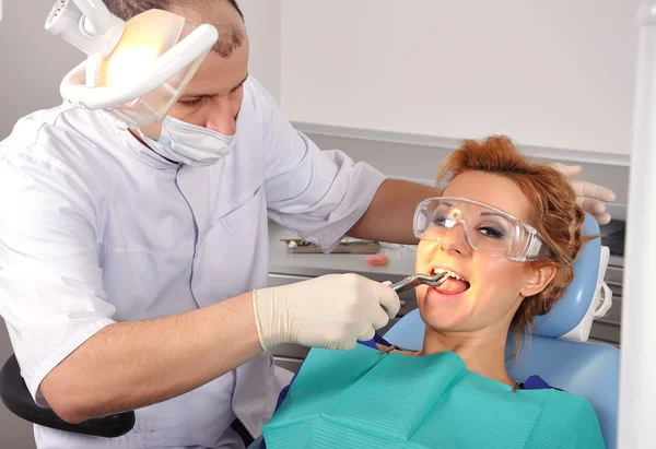 Dentiste enlève la dent — Photo