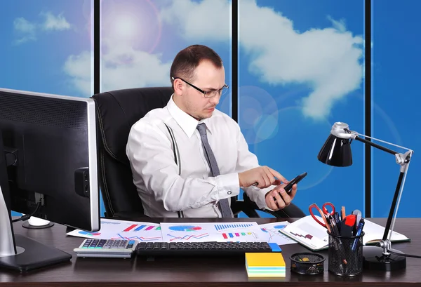 Geschäftsmann mit Telefon — Stockfoto