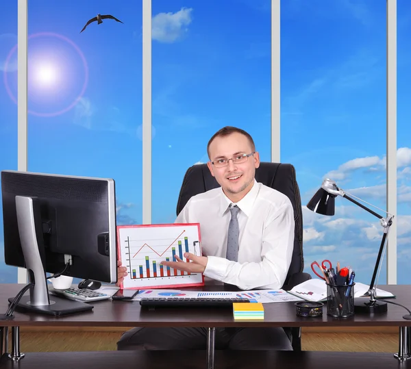 Muž hospodářství schránka s grafem — Stock fotografie