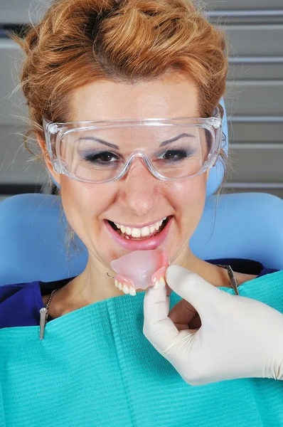 Dentist puts denture — Stock Photo, Image