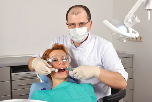 Dentista remove dente — Fotografia de Stock